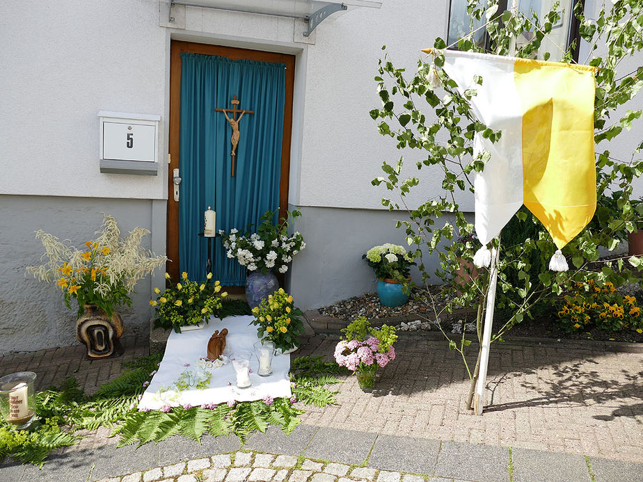 Fronleichnamsaltäre in den Naumburger Straßen (Foto: Karl-Franz Thiede)